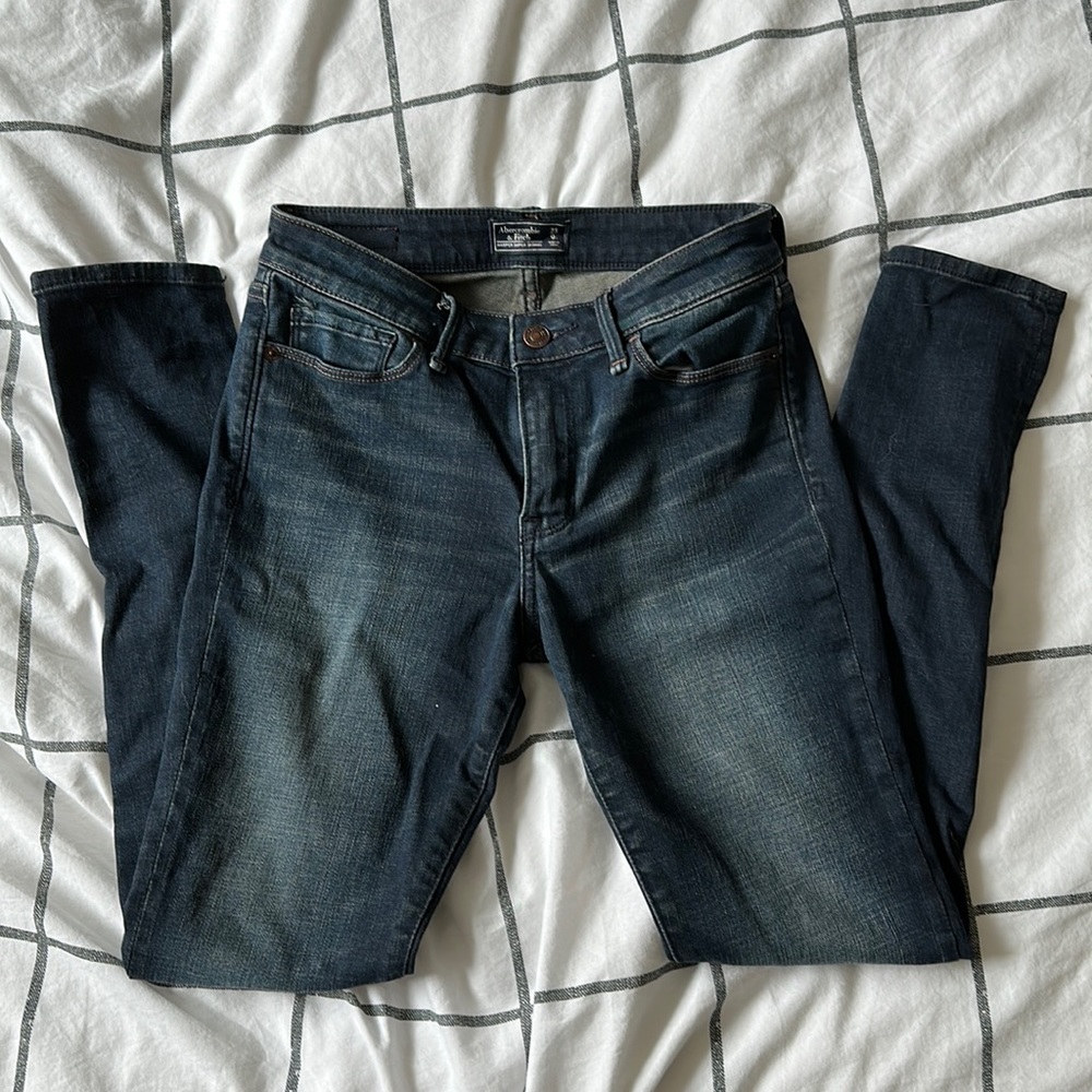 Like new Abercrombie and Fitch dark wash skinny jeans